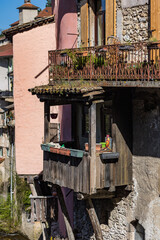 Vue sur les maisons suspendues au-dessus de la rivière à Pont-en-Royans (Auvergne-Rhône-Alpes,...