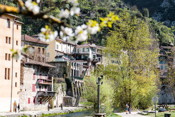 Vue sur les maisons suspendues au-dessus de la rivière à Pont-en-Royans (Auvergne-Rhône-Alpes,...