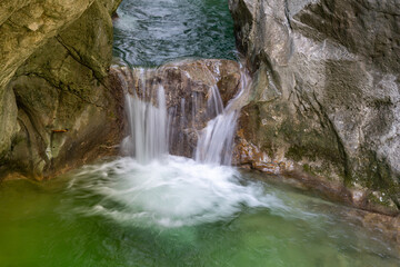 Fototapeta na wymiar Wasserbecken am Tatzelwurm-Wasserfall