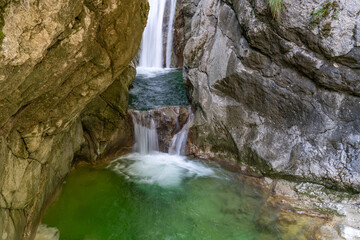 Fototapeta na wymiar Wasserkaskaden am Tatzelwurm-Wasserfall