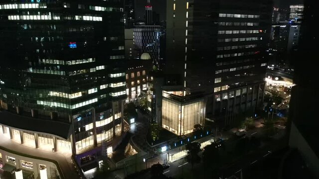 超高層ビルのガラス張りエレベーターから見える夜景（上昇）