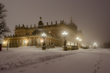 Obraz premium Neues Palais im Schnee