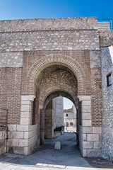 Puerta de San Basilio vista desde la zona interior del recinto amurallado de Cuellar, Segovia