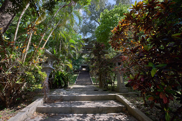 Obraz premium 沖縄の城跡 佐敷グスクの鳥居と階段