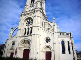Fototapeta na wymiar Eglise Saint André en pierre blanche à Reims Marne