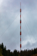 Gro&szlig;er Antennenmast auf dem Torfhaus im Nationalpark Harz, Deutschland