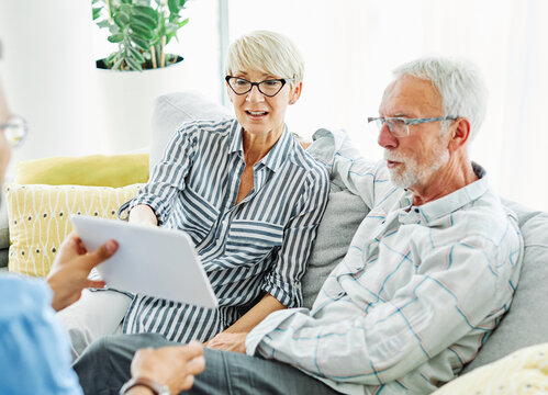 nurse doctor senior couple care caregiver help assistence retirement home nursing elderly man woman tablet technology