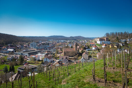 Blick von den Weinbergen hinab &uuml;ber einen Teil von Maulbronn in Baden-Wuerttemberg