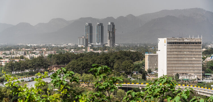 Fototapeta aerial landscape photography of the city of Islamabad, the capital of Pakistan with mountain range in the background - panoramic view
