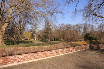 Sonniger Frühlingstag im Klostergarten der Abtei Brauweiler im Rheinland