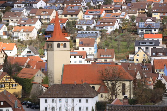Blick auf die evangelische Kirche in Weissach mit Ihrem historischen Kirchturm