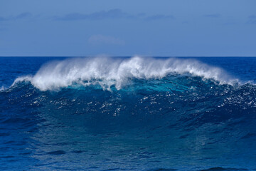 Fototapeta na wymiar Beautiful blue ocean wave