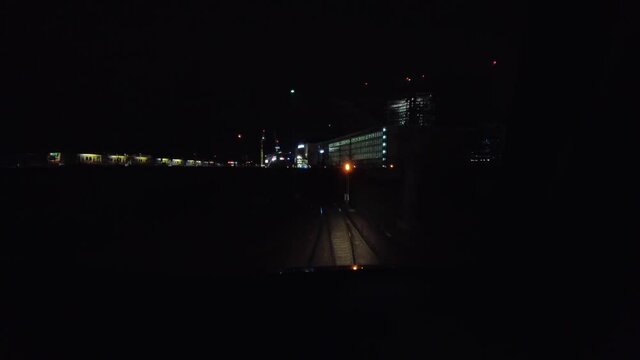 Zugfahrt durch Berlin bei Nacht