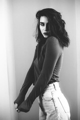 черно белый портрет девушки