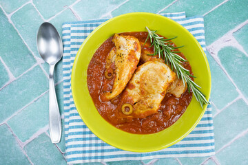 filet de poulet cuisiné avec une sauce tomate