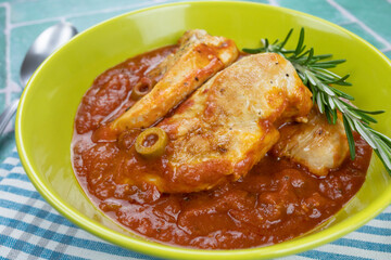 filet de poulet cuisiné avec une sauce tomate