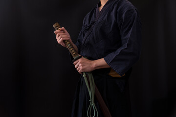 Fototapeta na wymiar 日本刀を構える人物