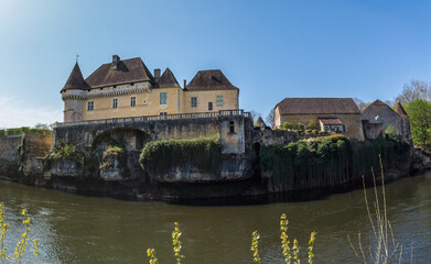 Fototapeta premium Thonac (Dordogne, France) - Vue panoramique du château de Losse au bord de la Vézère