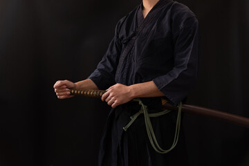 日本刀を構える人物
