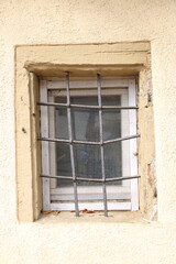 Fototapeta na wymiar Fenster ist mit einem Metallgitter gegen Einbrecher geschützt