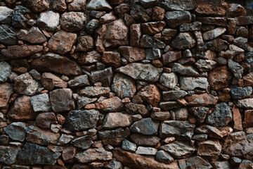 Fondo de piedra. Muro de piedras en el bosque. Conjunto de rocas. 