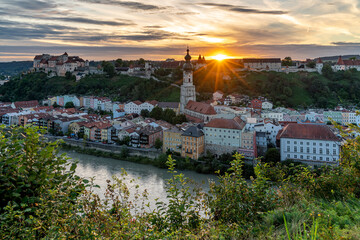 Die letzten Sonnenstrahlen über der Altstadt von Burghausen