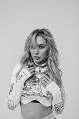 Fototapeta premium девушка на белом фоне циклораме