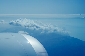 Fotografía del cielo y las nubes desde el interior de un avión