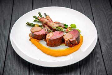 Grilled veal tenderloin with salad, with asparagus and bacon