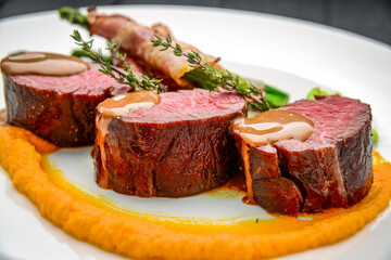 Grilled veal tenderloin with salad, with asparagus and bacon