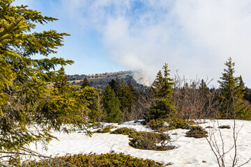 Vue sur le sommet de Moucherotte et son antenne radar, dans le massif du Vercors (Isère, France)