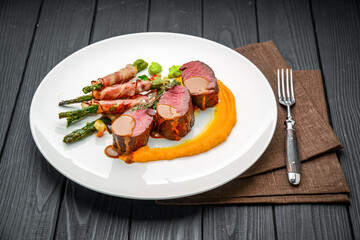 Grilled veal tenderloin with salad, with asparagus and bacon
