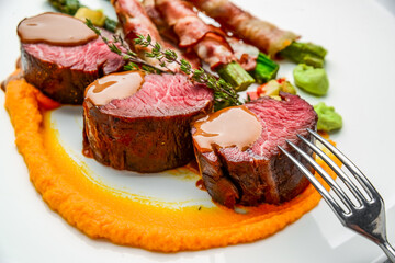 Grilled veal tenderloin with salad, with asparagus and bacon