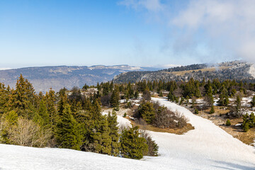 Vue sur le sommet de Moucherotte et son antenne radar, dans le massif du Vercors (Isère, France)