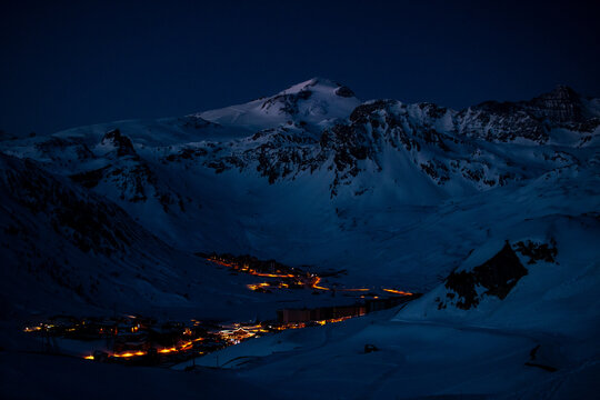 Montagnes enneig&eacute;s avant le lever du soleil, dans la nuit, &agrave; Tignes, (Savoie - FRANCE)