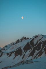 Crépuscules à Tignes, en Savoie, avec la lune au loin.