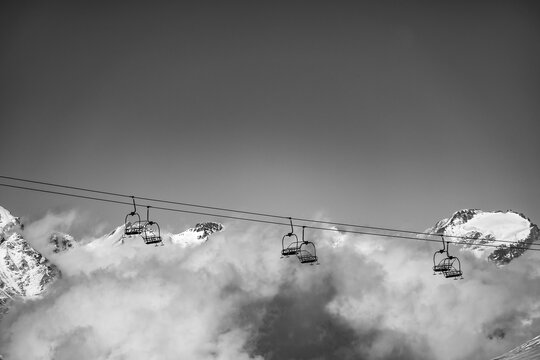 t&eacute;l&eacute;si&egrave;ge &agrave; l&rsquo;arr&ecirc;t &agrave; Tignes, en Savoie, avec la montagne au loin . paysage noir et blanc