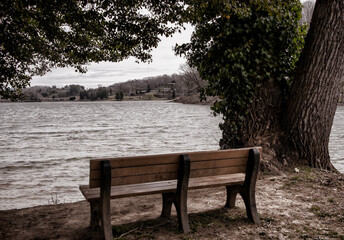Fototapeta na wymiar Park Bench on Lake Junaluska