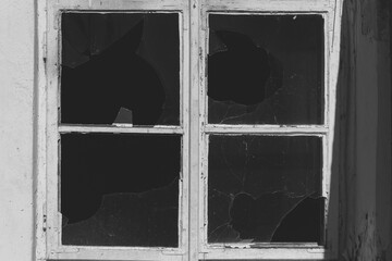 Stare okno wybite szyby opuszczony budynek zdjęcie czarno białe