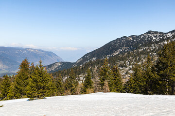 Vue sur le sommet de Moucherotte et son antenne radar, dans le massif du Vercors (Isère, France)
