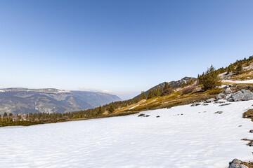Vue sur le sommet de Moucherotte et son antenne radar, dans le massif du Vercors (Isère, France)