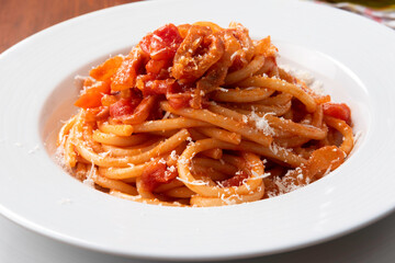 Piatto di deliziosi bucatini all'amatriciana, cucina tradizionale Italiana
