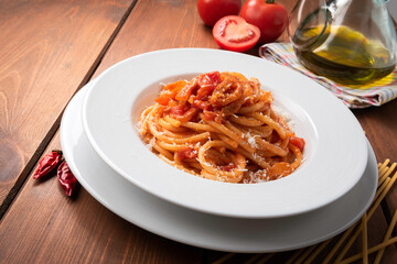 Piatto di deliziosi bucatini all'amatriciana, cucina tradizionale Italiana