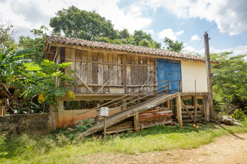 Antigo paiol de milho em pequena propriedade rural de Guarani, Minas Gerais, Brasil