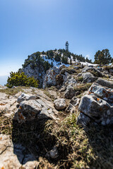 Vue sur le sommet de Moucherotte et son antenne radar, dans le massif du Vercors (Isère, France)