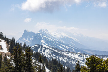 Vue embrumée sur la montagne de la Grande Moucherolle dans le massif du Vercors (Isère, France)