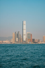 Fototapeta premium Nowoczesne wieżowce w Kowloon Skyline, widok na wybrzeże i panoramę Hongkongu