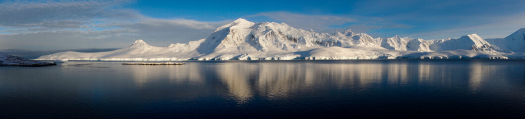 Schneebedeckte Berge und Eisberge auf der Antarktischen Halbinsel in der Antarktis.