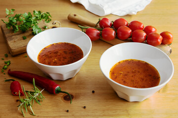 Zupa pomidorowa z warzywami na drewnianym rustykalnym stole
