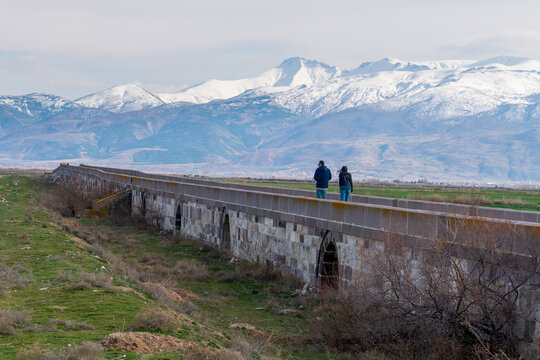Bolvadin Kırkgoz Bridge was built in 1150 by the Byzantine Emperor Manuel Kommen. The bridge is 200 meters long. Sultan Mountains in background. Afyonkarahisar, Turkey